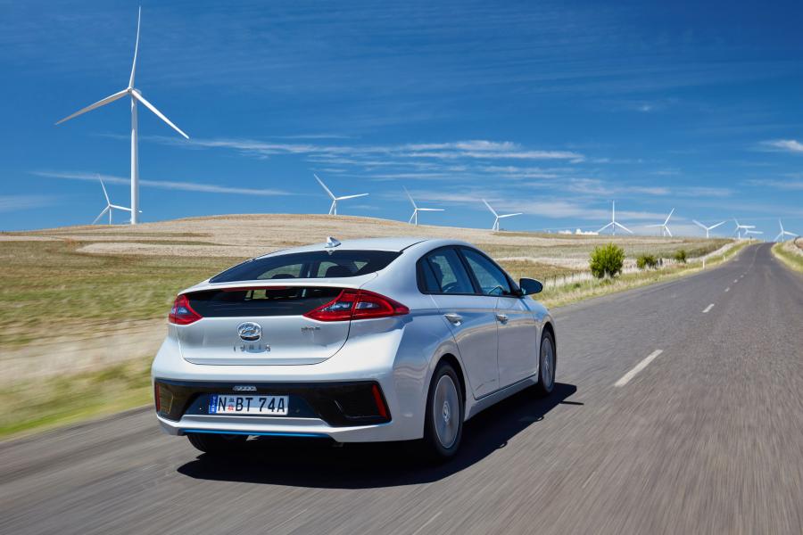  Hyundai IONIQ plug-in (AE) 2018 года  (AU) (фото 4 из 40)